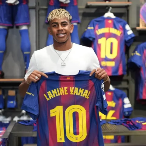 برشلونة يحقق إيرادات قياسية بعد طرح قميص لامين يامال