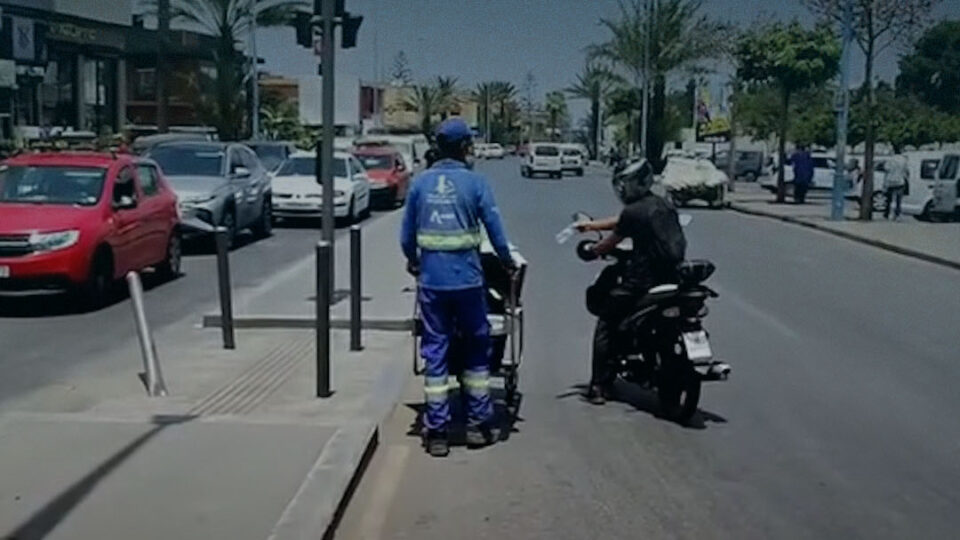 في مشهد مؤثر.. شاب يوزع الماء أملاً في شفاء والده المريض