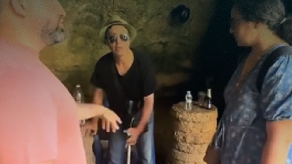 بتدليك بسيط.. سائح ألماني يداوي آلام رجل مغربي داخل مغارة هرقل