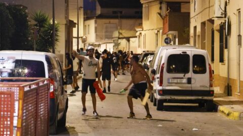 يمينيون متطرفون يعتدون على مهاجرين مغاربة بجنوب إسبانيا.. ما القصة؟