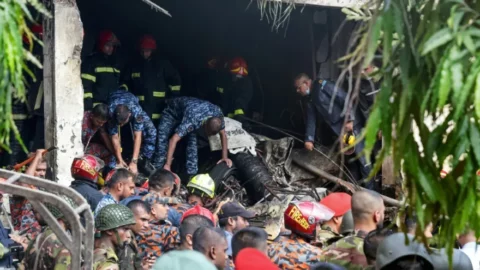 20 قتيلا جراء اصطدام طائرة عسكرية بنغلادشية بمدرسة في دكا