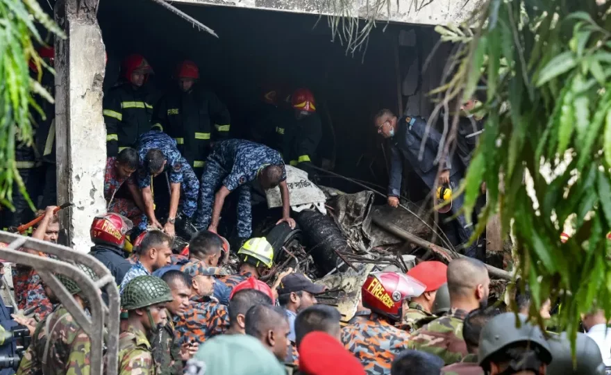 20 قتيلا جراء اصطدام طائرة عسكرية بنغلادشية بمدرسة في دكا