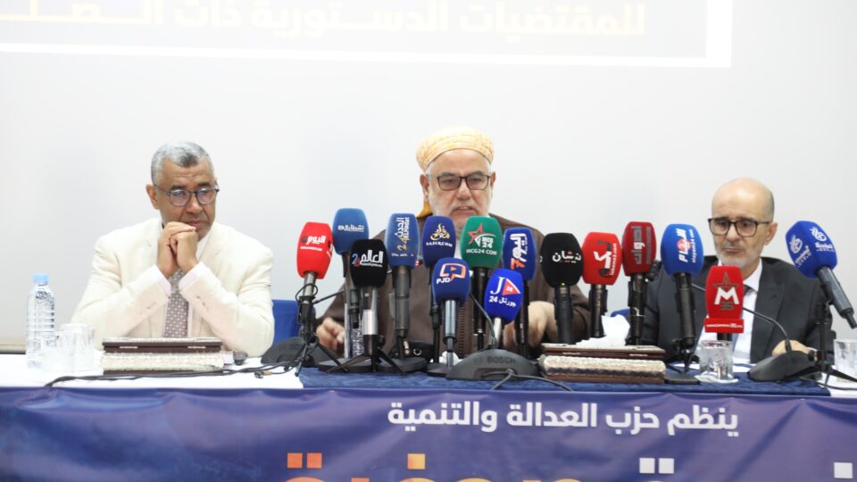 ابن كيران يلوّح بالقضاء و التحكيم الملكي بسبب “خرق الدستور” من طرف أخنوش