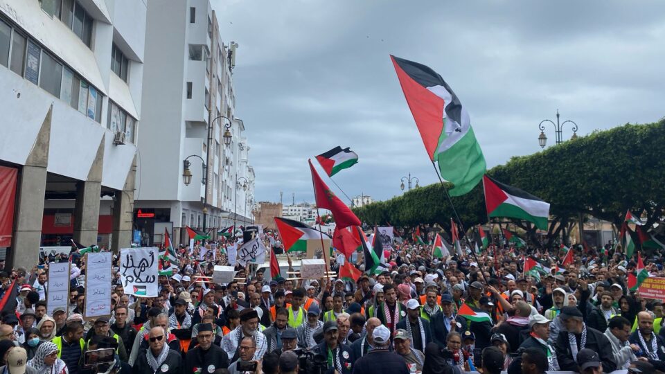 المغاربة ينخرطون في الحراك العالمي ضد التجويع في غزة بمسيرة في الرباط