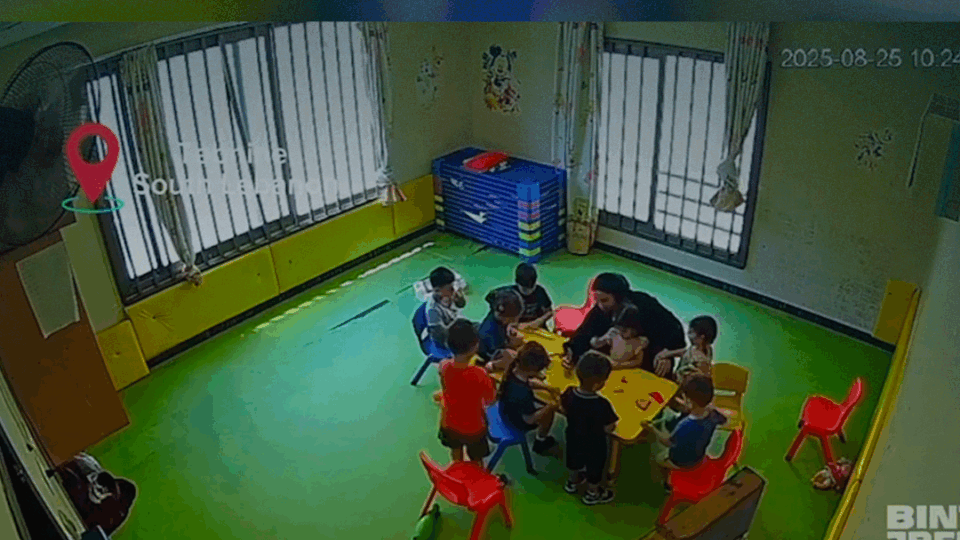⁨	رعب داخل روضة أطفال بجنوب لبنان خلال قصف إسرائيلي