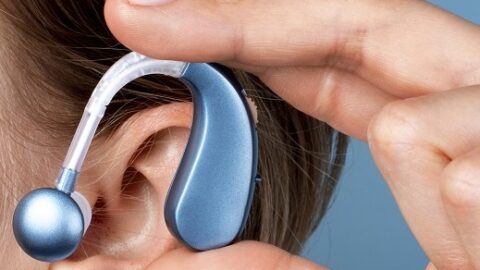 دراسة: أجهزة السمع تقلل خطر الخرف لدى كبار السن بأكثر من %60