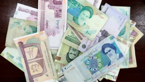 إيران تدرس إزالة أصفار من عملتها الوطنية