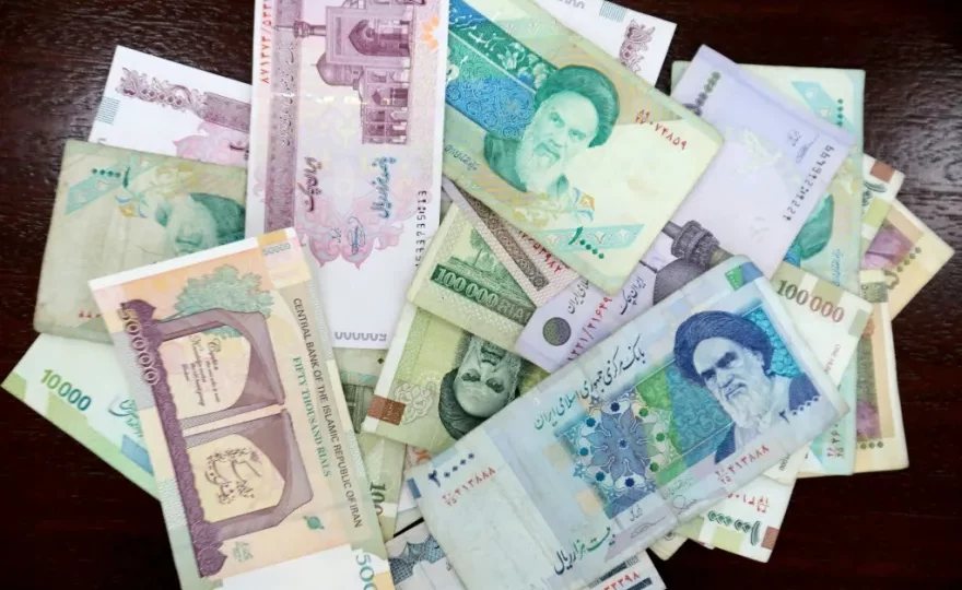 إيران تدرس إزالة أصفار من عملتها الوطنية