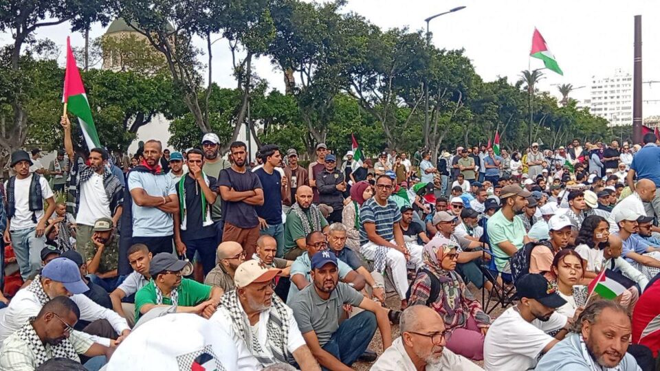 مئات المغاربة يعتصمون أمام قنصلية أمريكا بالدار البيضاء احتجاجا على حرب الإبادة في غزة
