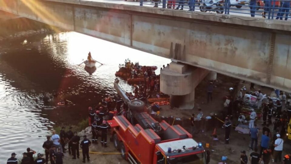 18 قتيلا في سقوط حافلة في واد بالعاصمة الجزائرية