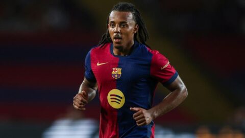 برشلونة الإسباني يمدد عقد مدافعه الفرنسي جول كوندي