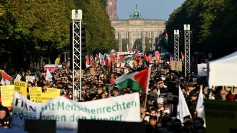 تظاهرة حاشدة في برلين تطالب بإنهاء الحرب في غزة