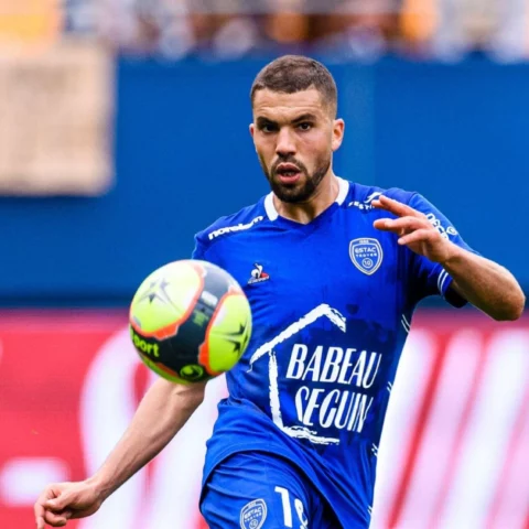 بوردو يعزز دفاعه بضم المغربي وليد الحجام بعقد يمتد لعامين