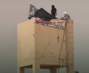 بعد بني ملال.. شباب يعتصمون فوق صهريج مائي بـ”آسا الزاك” مطالبين بالشغل