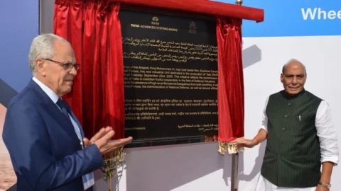 المغرب والهند يدشنان مصنعاً لإنتاج المركبات المدرعة القتالية بمدينة برشيد