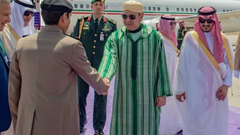 الأمير مولاي رشيد يحل بالدوحة للمشاركة في القمة العربية الإسلامية الطارئة