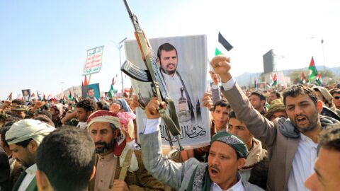 الحوثيون يشيعون رئيس حكومتهم ومسؤوليهم الذين استشهدوا في ضربة إسرائيلية