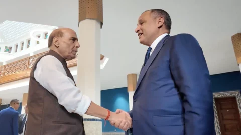 رياض مزور يجري مباحثات مع وزير الدفاع الهندي