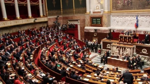 مجلس النواب الفرنسي يحجب الثقة عن حكومة فرنسوا بايرو