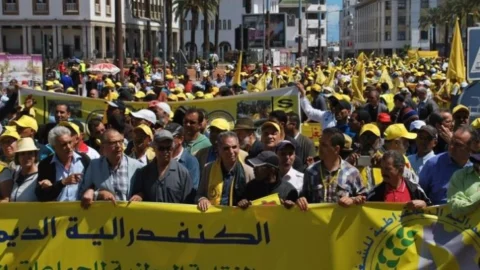 عمال الحراسة والنظافة والطبخ يخوضون إضرابا وطنيا ويحتجون أمام البرلمان