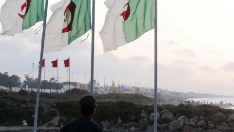 دموع الأمهات تختزل مأساة مفقودي الهجرة.. وسُجون الجزائر تبتلع العشرات