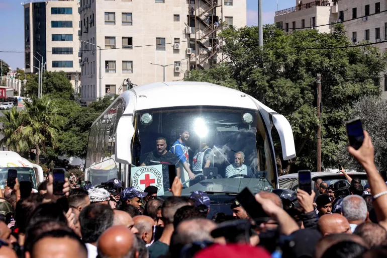 بعد عقود من السجن.. أبرز الأسرى الفلسطينيين المحررين في صفقة “طوفان الأحرار”