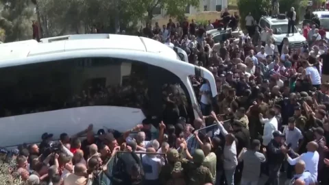 بعد الإفراج عنهم.. عشرات الأسرى الفلسطينيين يصلون رام الله