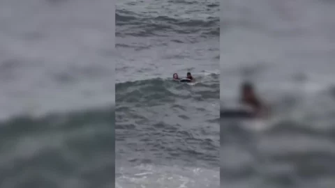 وصلا إلى سبتة سباحةً.. أمّ مغربية تخاطر مع طفلها بحثا عن حياة أفضل