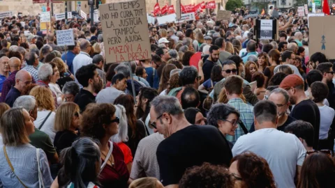 متظاهرون يحيون الذكرى الأولى لفيضانات إسبانيا المميتة