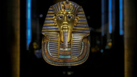 عرض مجموعة توت عنخ آمون الذهبية لأول مرة بالمتحف المصري الكبير