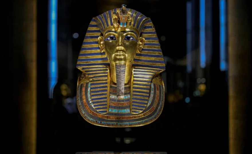 عرض مجموعة توت عنخ آمون الذهبية لأول مرة بالمتحف المصري الكبير