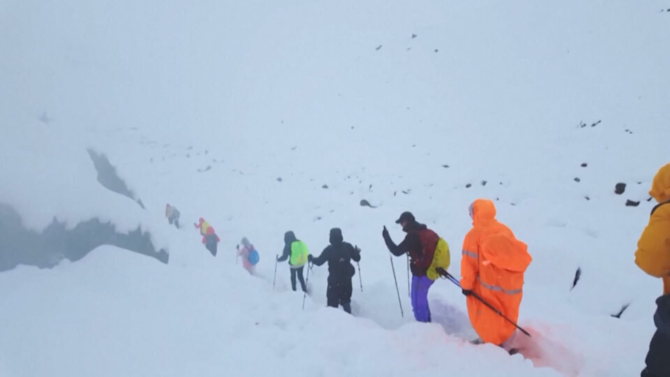 مصرع 9 أشخاص بعواصف عنيفة وانهيار ثلجي في جبال الهيمالايا
