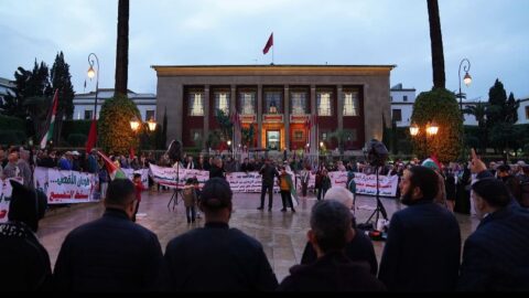 من أمام البرلمان.. مغاربة يستمرون في دعم غزة ويرفضون “وقف الحرب الصوري”