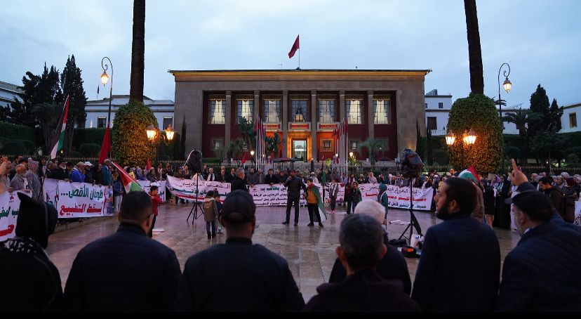 من أمام البرلمان.. مغاربة يستمرون في دعم غزة ويرفضون “وقف الحرب الصوري”