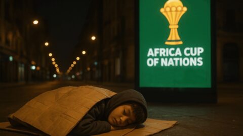 يفترشون الكرتون وتُجاورهم الحانات.. أطفال مدينة الأنوار يواجهون ظلمة الليل وحدهم