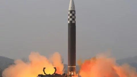 كوريا الشمالية تطلق صاروخا بالستيا