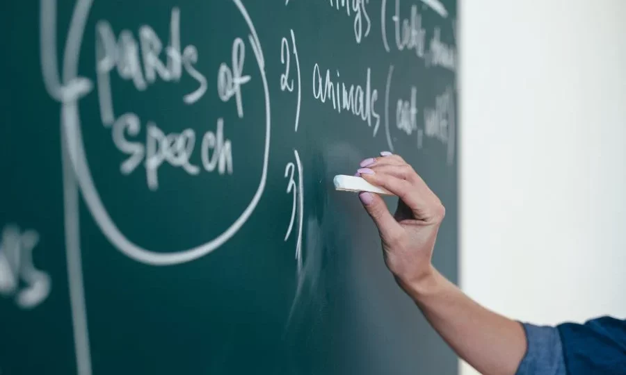 رغم التحسّن في الترتيب.. أكاديمي: اعتماد الإنجليزية بالمغرب لم يتحول بعد إلى سياسة دولة