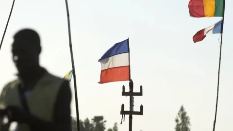 فرنسا تنصح رعاياها بمغادرة مالي لفترة موقتة