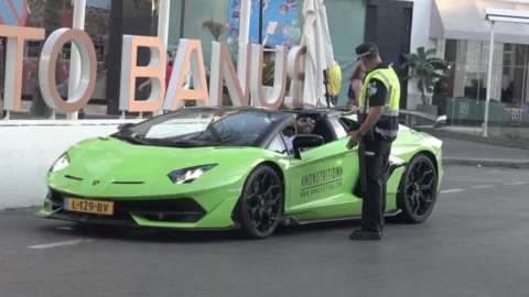 إدانة مؤثر مغربي في هولندا بتهمة السماح لابنه الصغير بقيادة سيارات فارهة