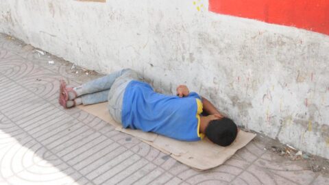 أحلام تتكسر على أرصفة الشارع.. مسار مظلم لأطفال عاصمة الأنوار