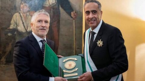 إسبانيا توشح الحموشي بأرفع وسام للاستحقاق للحرس المدني