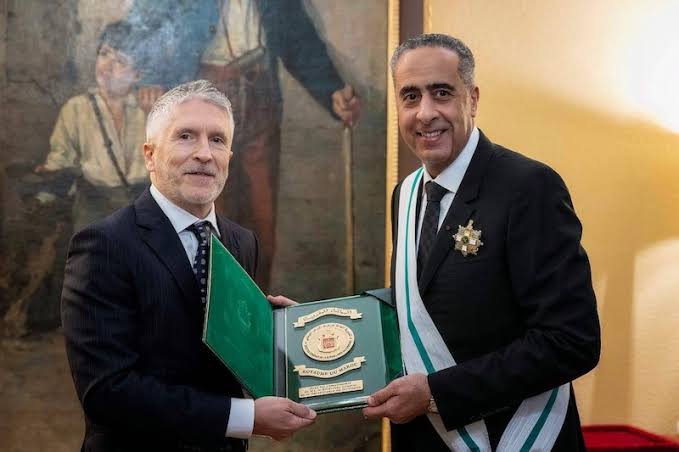 إسبانيا توشح الحموشي بأرفع وسام للاستحقاق للحرس المدني