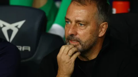 فليك يطالب لاعبي برشلونة بمزيد من “الروح القتالية”