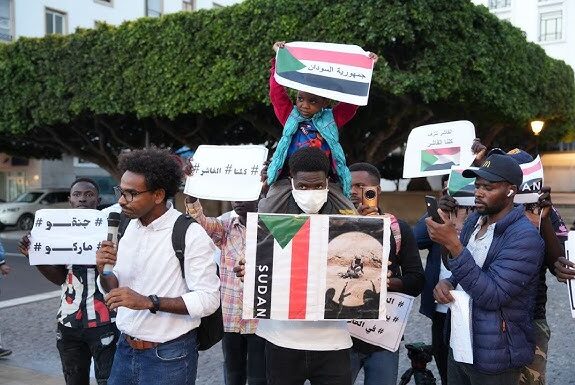 من أمام البرلمان.. مغاربة وسودانيون في وقفة تضامنية مع ضحايا الحرب في السودان