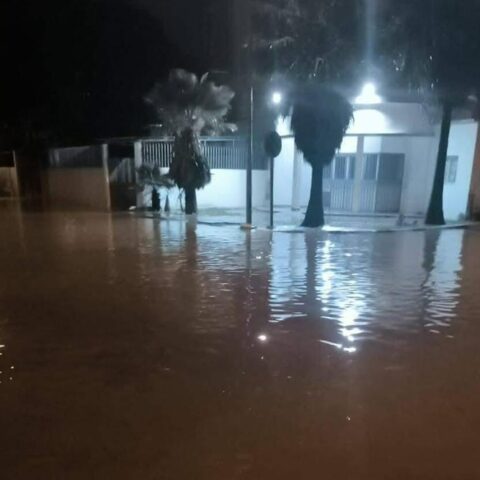 الأمطار تغرق عددا من شوارع وأحياء مدينة سلا