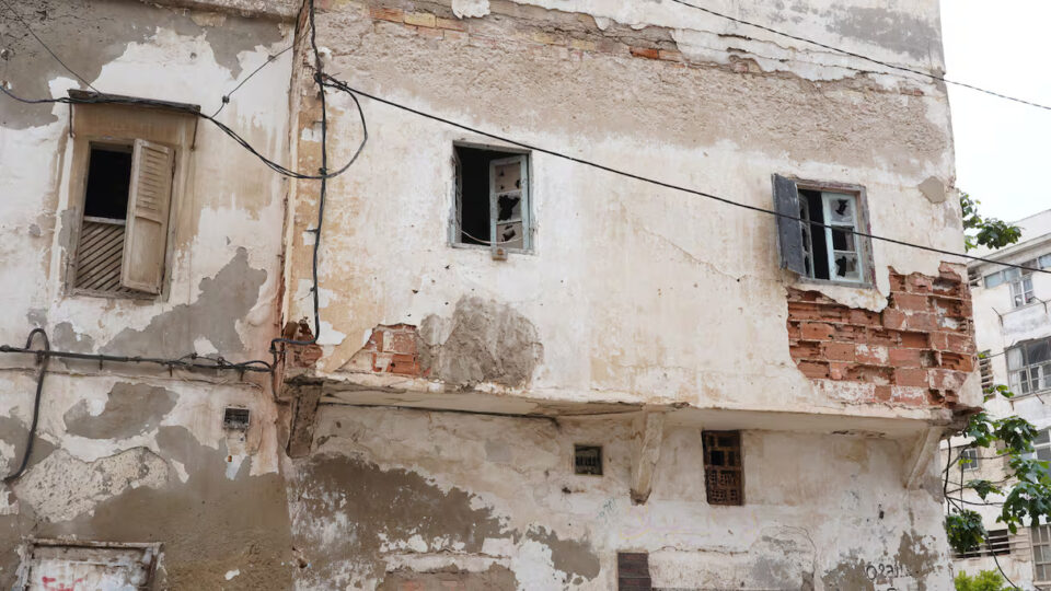 بسبب الأمطار.. السلطات تخلي المباني الٱيلة للسقوط في الدارالبيضاء