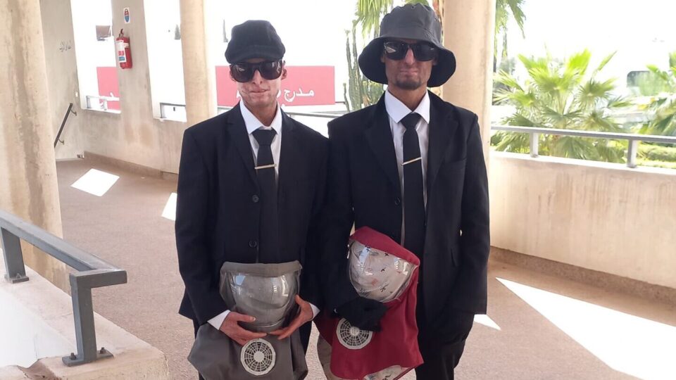 بين “الظلم والكفاح”.. أخوان مصابان بـ”مرض القمر” يطالبان بالإنصاف