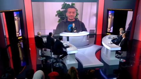 تصريحات مثيرة ثم اعتذار علني.. قصة الجدل الذي أثاره صحفي تونسي في الكان