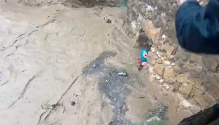 صرخة مؤلمة لامرأة حاصرتها الفيضانات: "شادة غير فالحيط…عتقوني"!