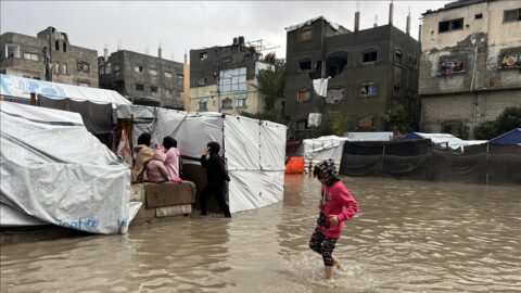 الأمطار تغرق آلاف خيام النازحين الفلسطينيين في غزة